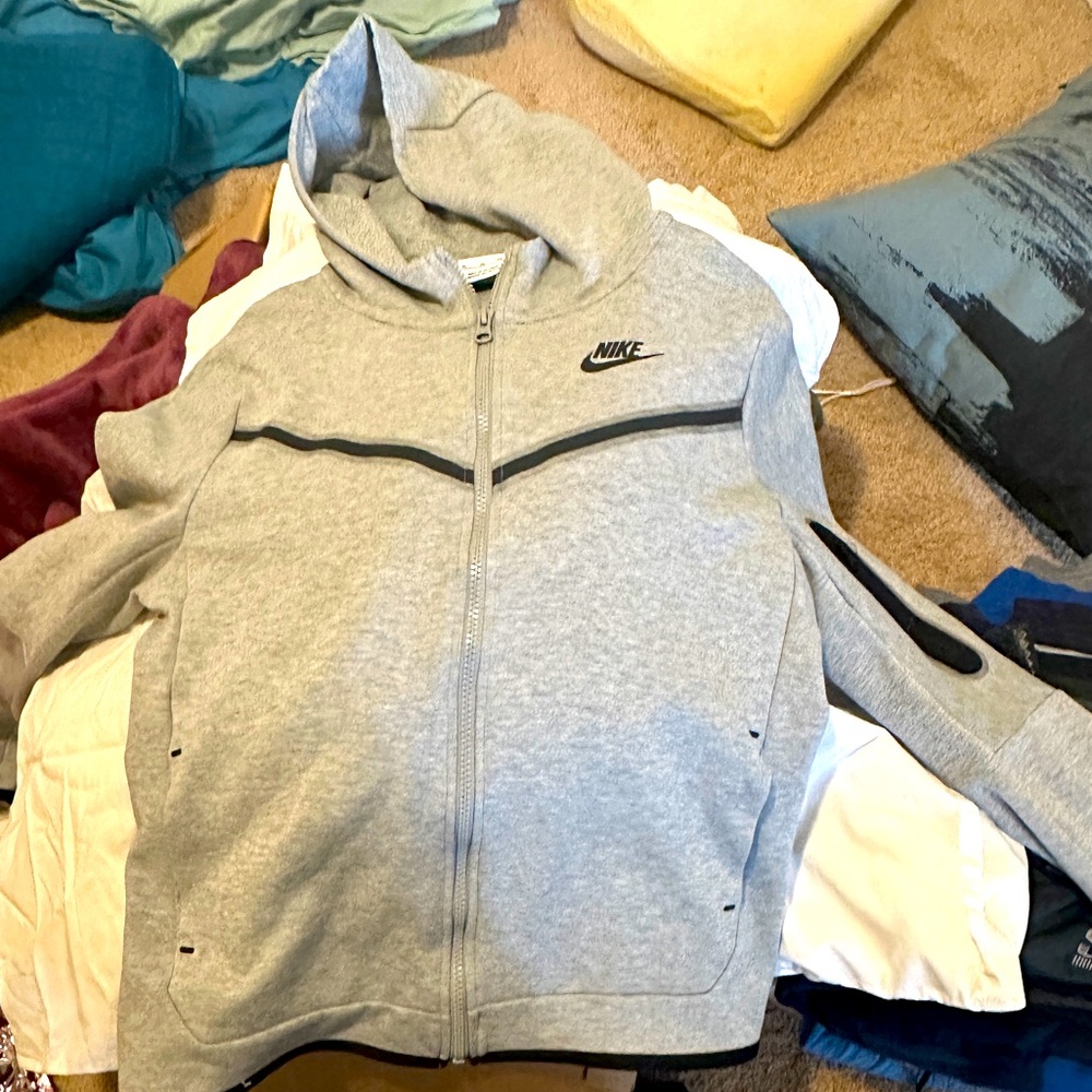 Nike jacket barely worn like new no flaws